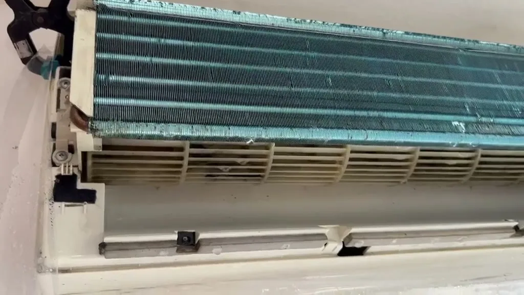 מאייד מזגן נקי אחרי הניקוי